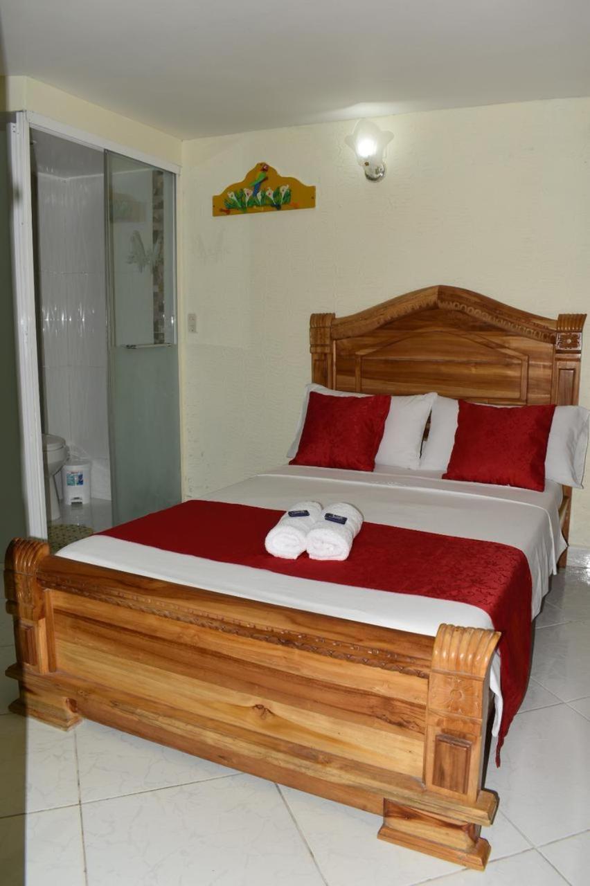 Hotel Las Guacamayas Guatape Bagian luar foto