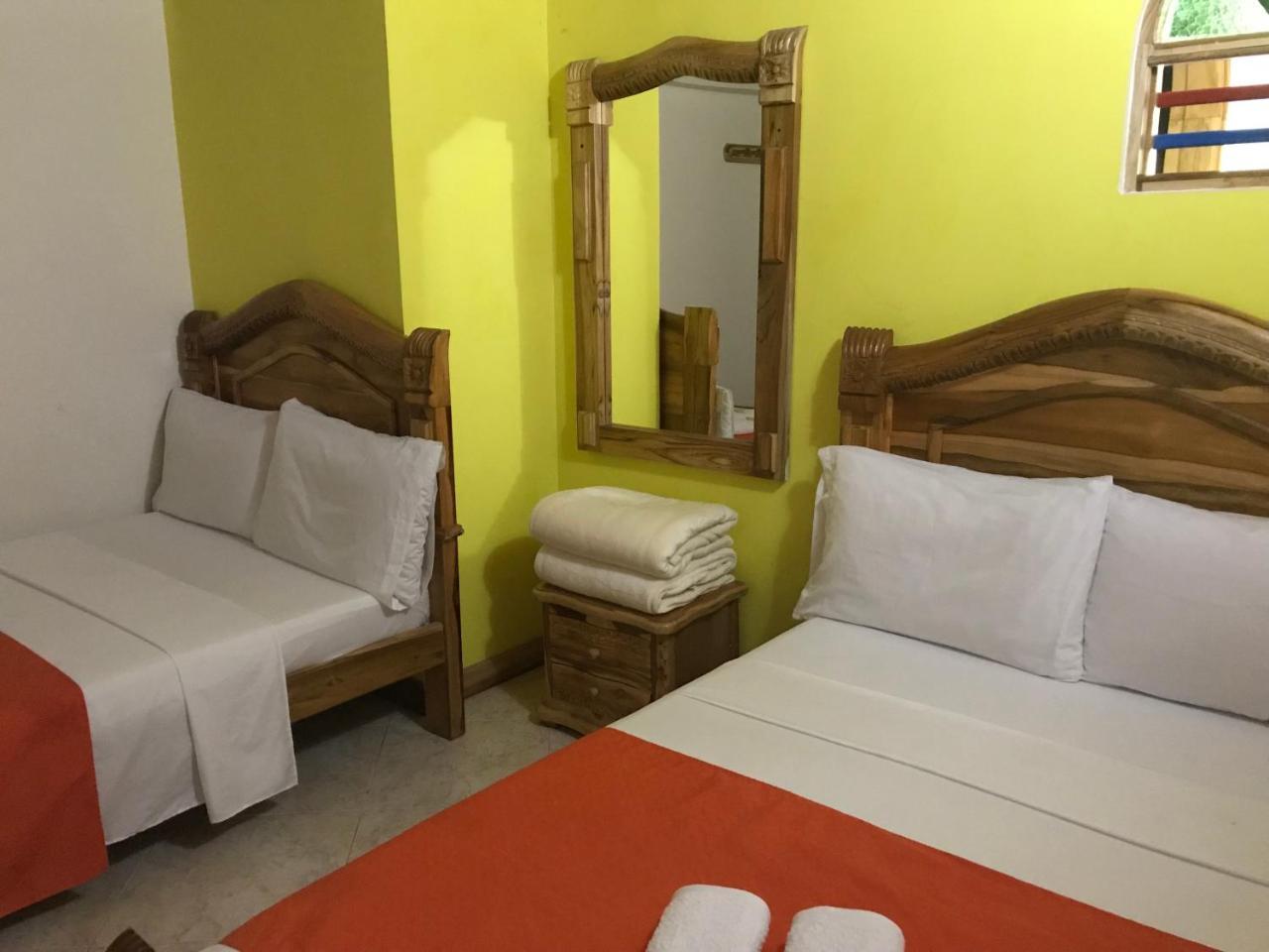 Hotel Las Guacamayas Guatape Bagian luar foto