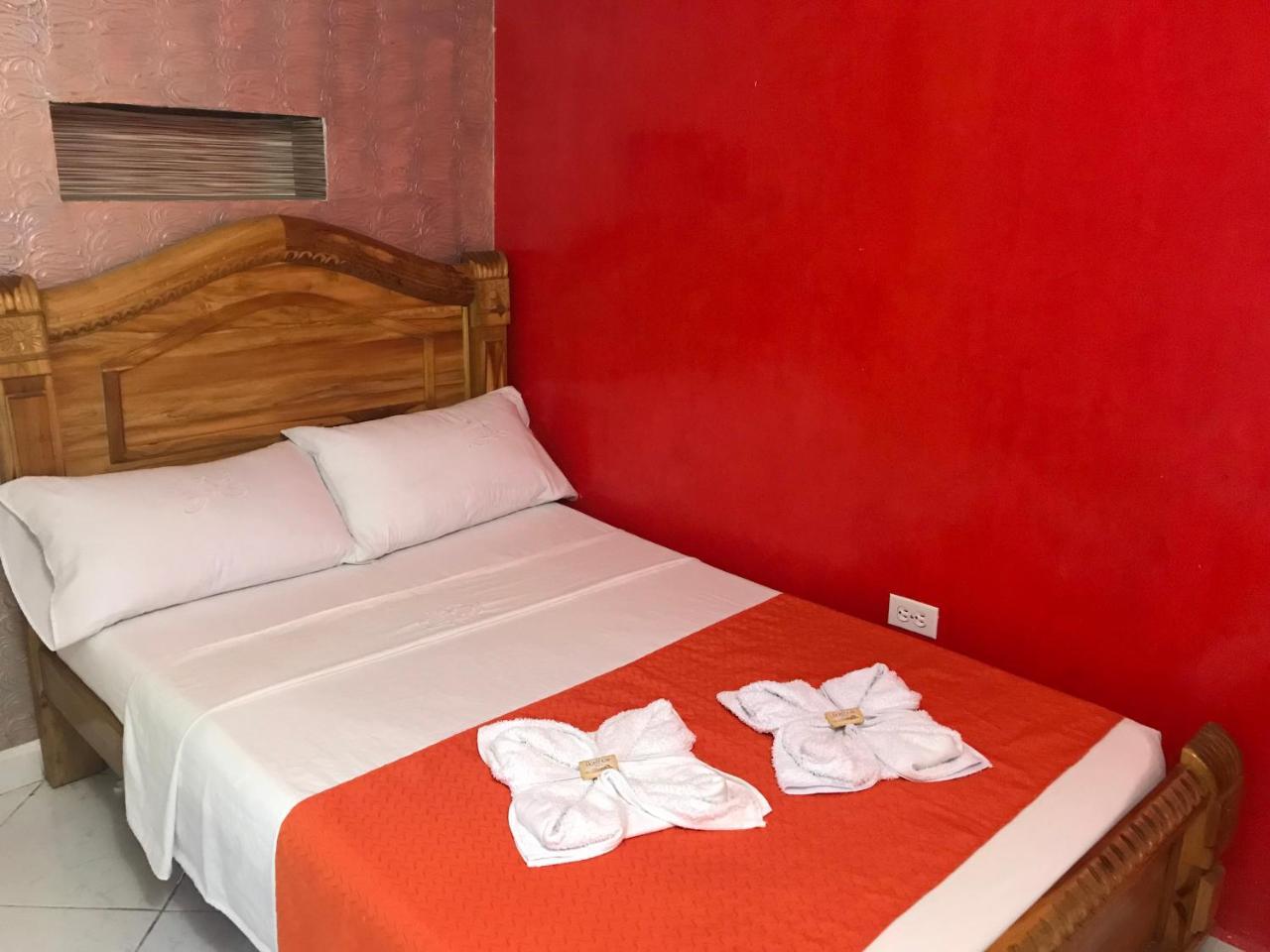 Hotel Las Guacamayas Guatape Bagian luar foto