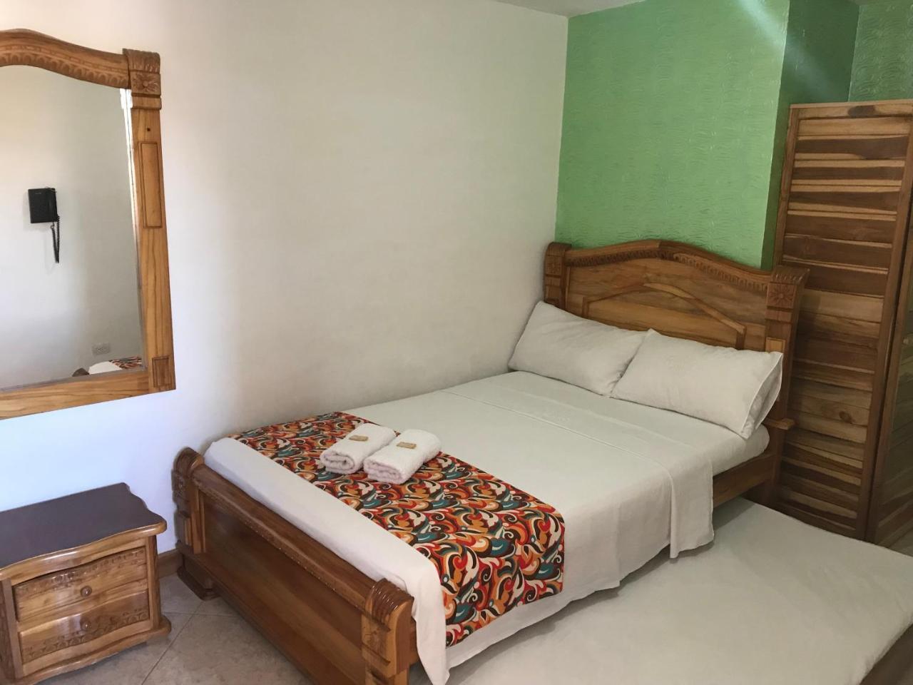 Hotel Las Guacamayas Guatape Bagian luar foto