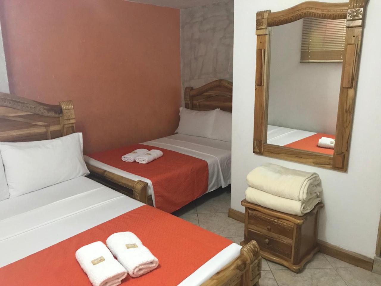 Hotel Las Guacamayas Guatape Bagian luar foto
