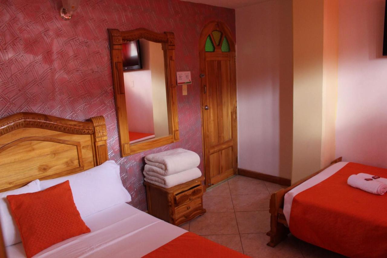 Hotel Las Guacamayas Guatape Bagian luar foto