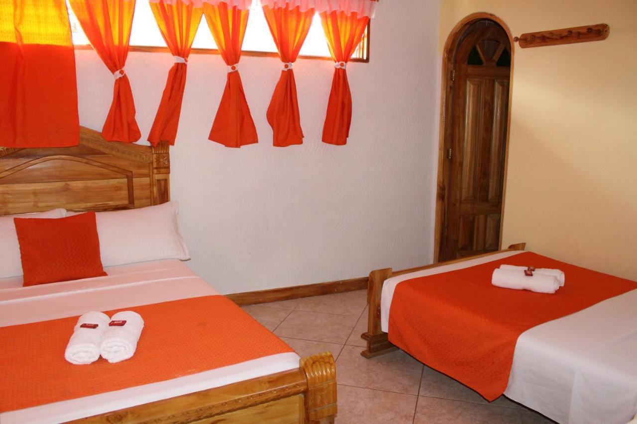 Hotel Las Guacamayas Guatape Bagian luar foto