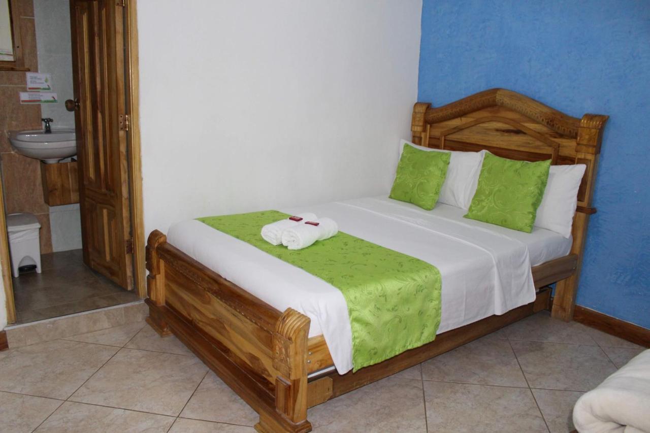 Hotel Las Guacamayas Guatape Bagian luar foto