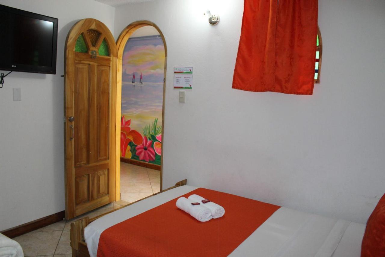 Hotel Las Guacamayas Guatape Bagian luar foto